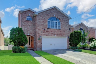 3-27 Cresthaven Ln, Flushing, NY 11357