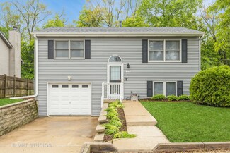419 N Cresthill Ave, McHenry, IL 60051