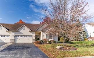17 Hampton Cir, Mechanicville, NY 12118