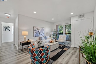 3173 Wayside Plaza Unit 102, Walnut Creek, CA 94597