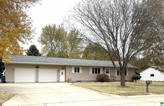 198 12th Ave NE, Sioux Center, IA 51250