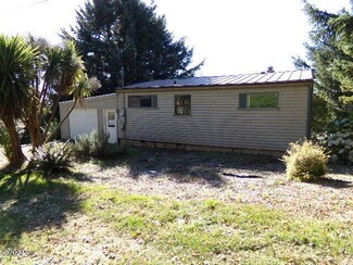 671 King St, Yachats, OR 97498