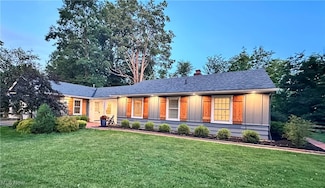 141 W Summit St, Chagrin Falls, OH 44022