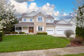 1555 Royal Crescent Dr, Holt, MI 48842