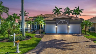 939 Dolphin Dr, Cape Coral, FL 33904