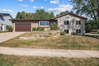 8 Wrexham Dr, Iowa City, IA 52246
