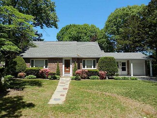 132 Woodstock Ln, Cranston, RI 02920