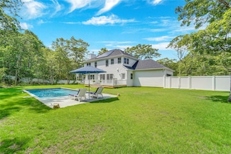 29 Gateway Ct, Hampton Bays, NY 11946