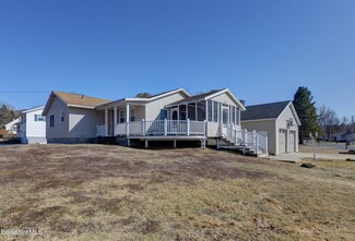 290 E Center St, Lee, MA 01238