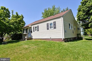 2022 Edgar Ct, Falls Church, VA 22043