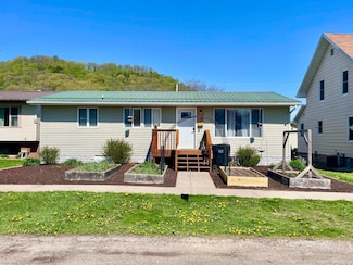 353 1st St SE, New Albin, IA 52160