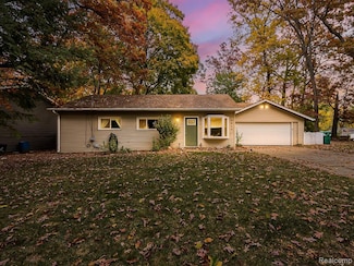 2512 Grandview Blvd, Waterford, MI 48329