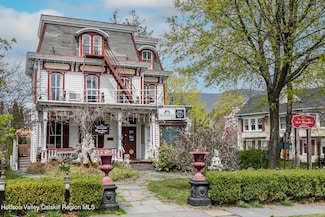 12 Tinker St, Woodstock, NY 12498