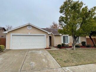 5217 E Blossom Ln, Fresno, CA 93725