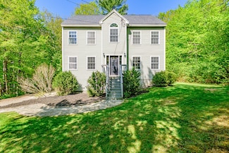 9 Eisenhower Ct, Naples, ME 04055