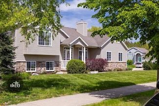 2568 Orchard View Dr NE, Grand Rapids, MI 49505