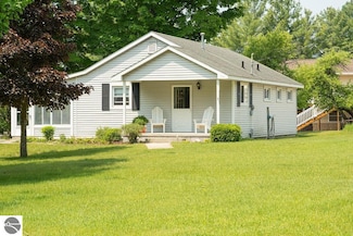 7573 Cottage Dr, Bellaire, MI 49615