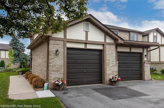 929 Country Club Dr, Saint Clair Shores, MI 48082