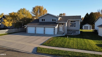 3043 Cody Dr, Bismarck, ND 58503