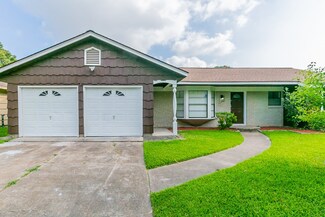 7110 Roos Rd, Houston, TX 77074
