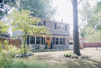 4 McDonald Ct, Champaign, IL 61821