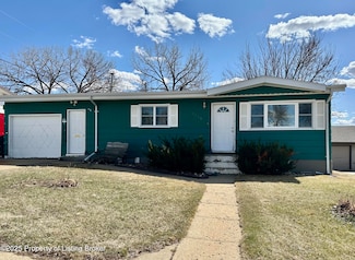 1116 Carroll St, Dickinson, ND 58601