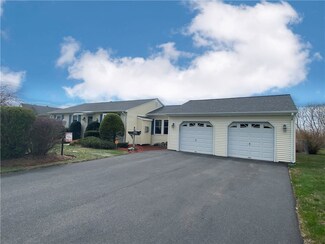 326 Grandview Ave, Woonsocket, RI 02895