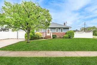 4 Edmore Ln S, West Islip, NY 11795