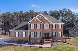 1102 Walkers Crossing Dr, Forest, VA 24551