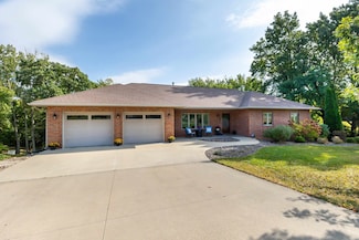 10702 Golden Oaks Dr, Dubuque, IA 52003