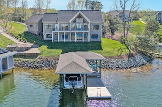 685 Compass Cove Cir, Moneta, VA 24121
