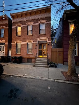 380 8th St, Troy, NY 12180