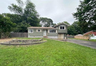 11 Halliday Rd, Coram, NY 11727