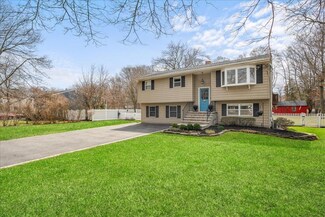 108 Juniper St, Islip, NY 11751