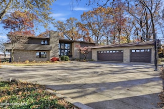 16620 Mitchell Rd, Bowling Green, OH 43402