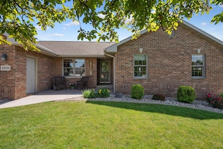 3228 Brook Hills Dr, Dubuque, IA 52002