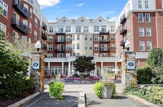 85 Memorial Rd Unit 215, West Hartford, CT 06107