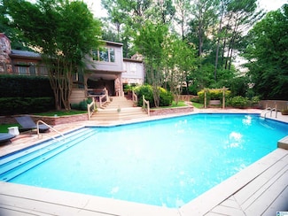 2530 Creekview Dr, Vestavia, AL 35226