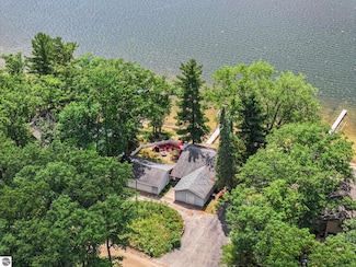 310 S Oak Dr, Lake City, MI 49651