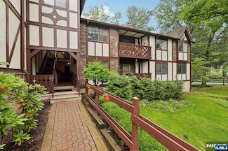 1907 Faulkner Ct, Mahwah, NJ 07430