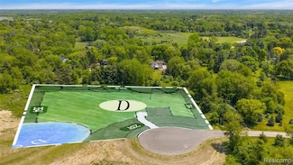 3269 Willis Dr, Oakland Charter Township, MI 48306