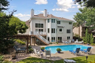 315 Oak Ridge Dr, Saint Paul, MN 55127