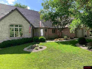 215 Crestwood Dr, North Mankato, MN 56003