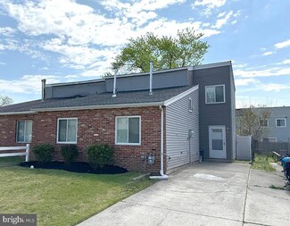 4 Fomalhaut Ct, Blackwood, NJ 08012