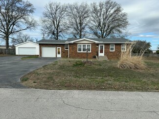 207 N Sunset Ave, Bolivar, MO 65613