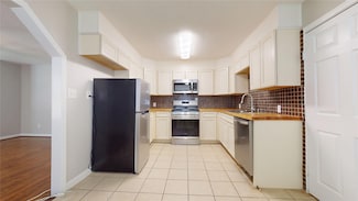 6310 Amber Dr, Hitchcock, TX 77563