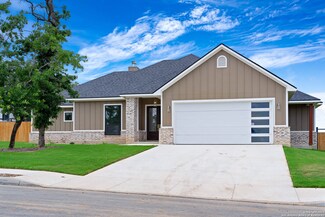 166 W Magnolia Cir, La Vernia, TX 78121