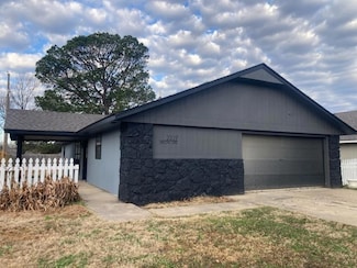 2227 Willow Ln, Miami, OK 74354