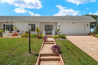 386 Club Manor Dr, Sun City Center, FL 33573