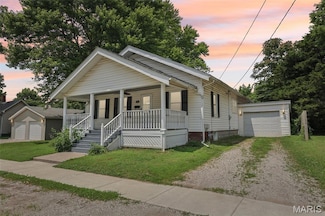 413 E Beach St, Litchfield, IL 62056